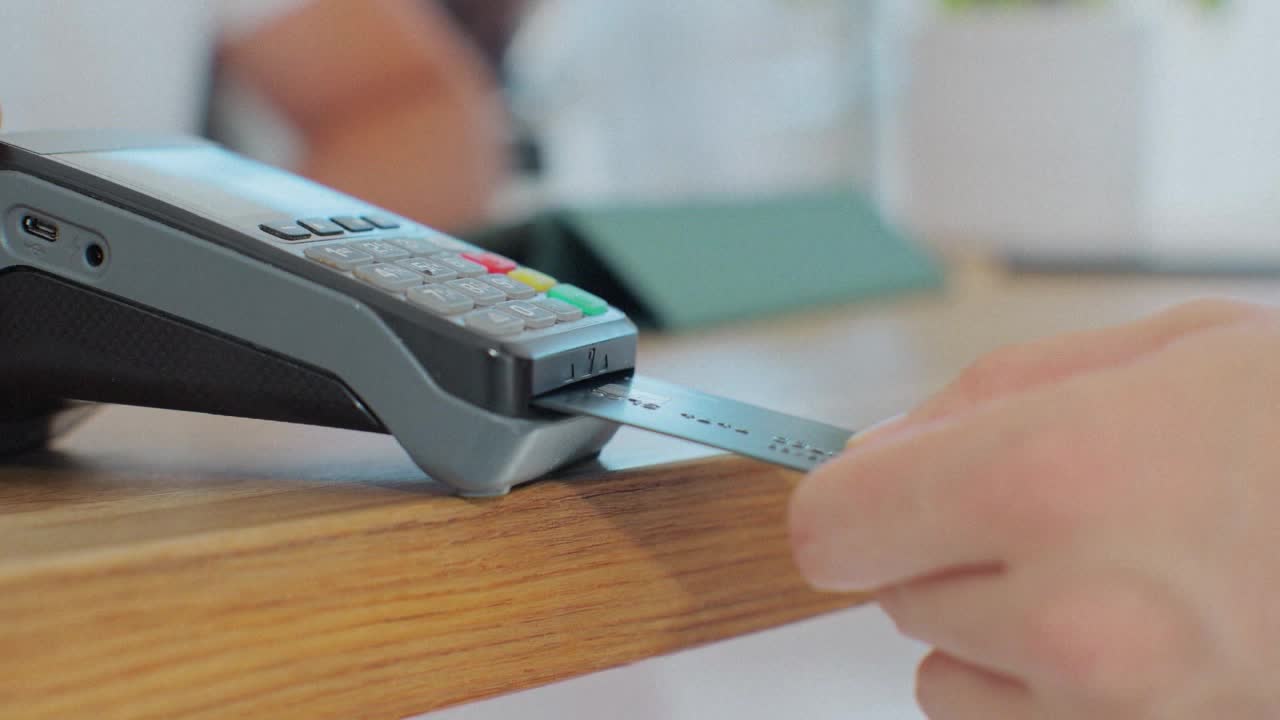 Avoiding fees when holiday shopping — Excelsior Business news