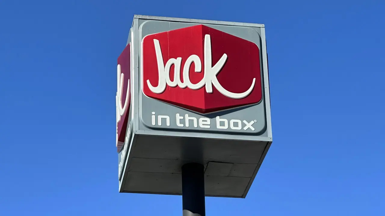 Scalding hot coffee thrown into fast-food manager’s face by angry customer, DA says — Excelsior Dining news
