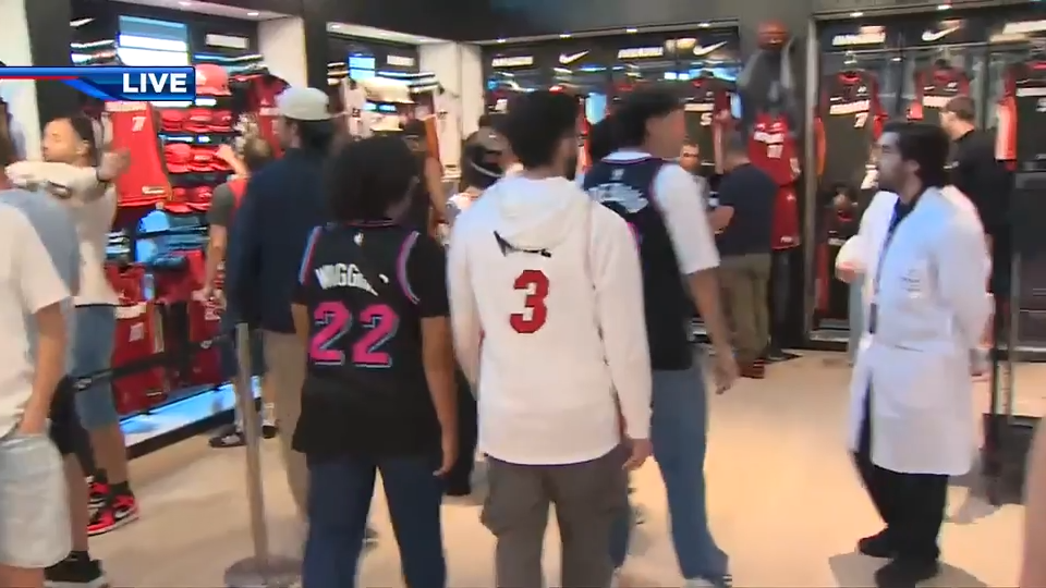 Heat fans show up in droves for merch at Kaseya Center ahead of season opener — WSVN 7 Miami-Dade